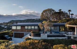 2532 Canyon Oak Dr in Los Angeles, CA - Building Photo