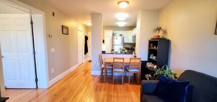 145 Bennington St, Unit 109 in Revere, MA - Foto de edificio - Building Photo