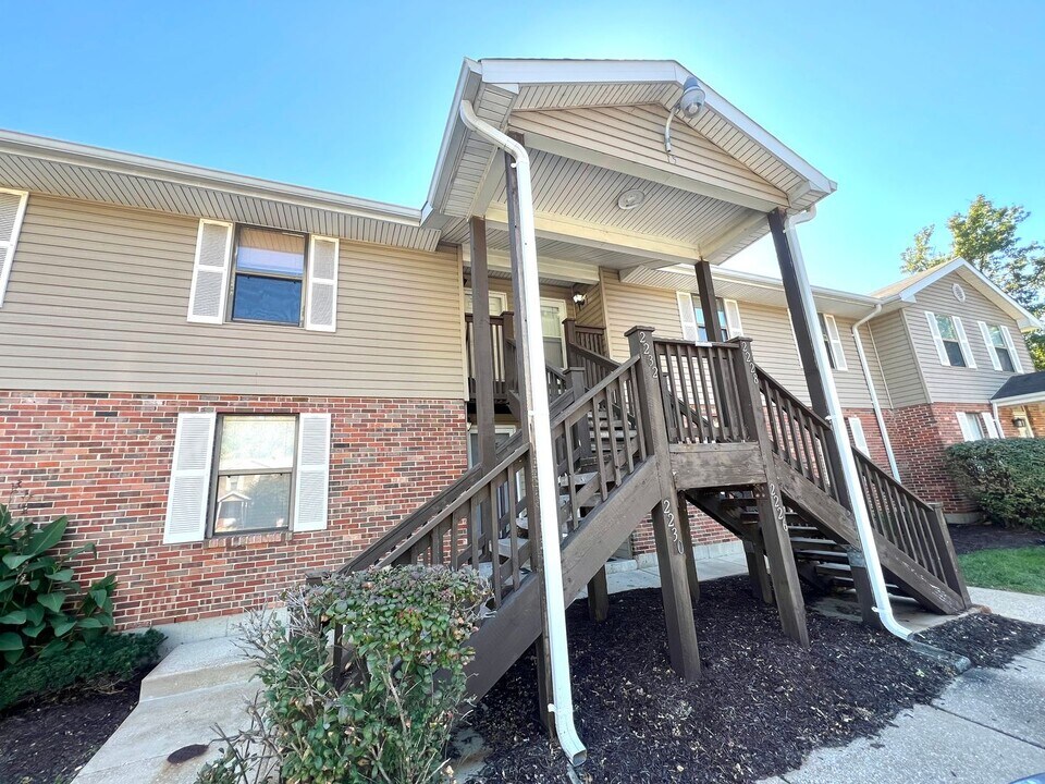 2228 New Sun Dr in Florissant, MO - Foto de edificio