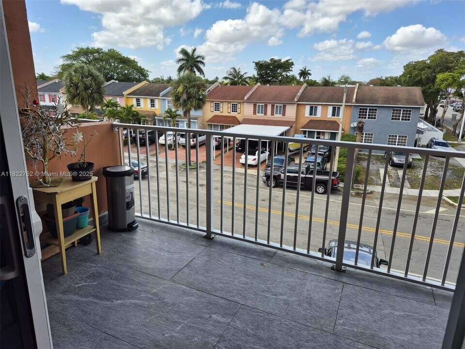 6850 W 16th Dr in Hialeah, FL - Building Photo