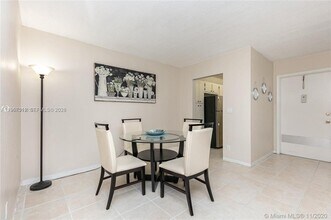 581 Blue Heron Dr in Hallandale Beach, FL - Building Photo - Building Photo