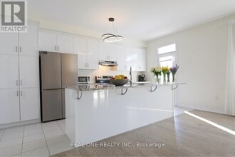 3478 Vernon Powell Dr in Oakville, ON - Building Photo - Building Photo