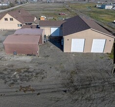 6816 Lakeview Dr in Central Point, OR - Building Photo - Building Photo
