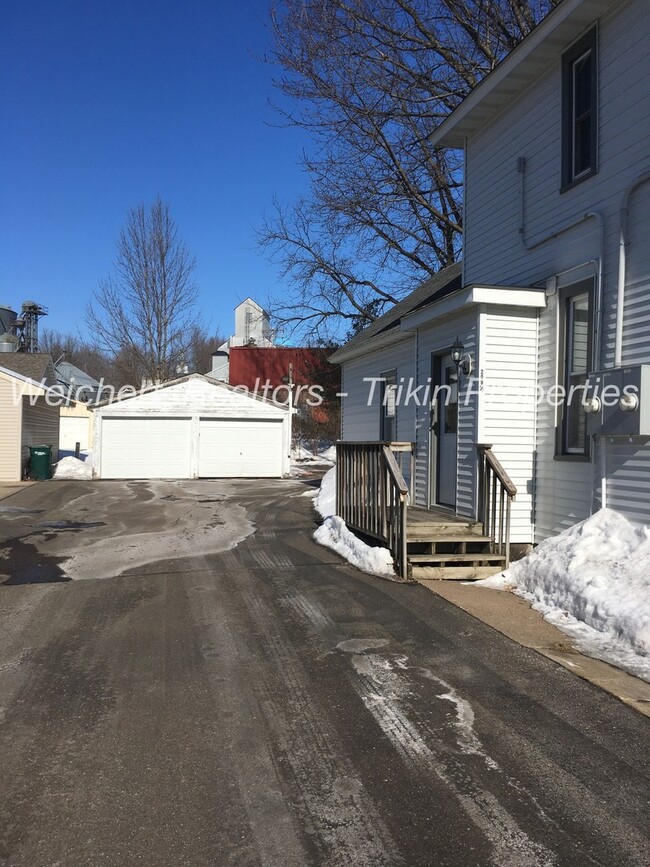 209 W Warren St in Roberts, WI - Building Photo - Building Photo