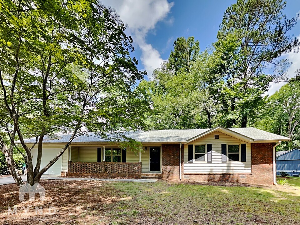 2102 Red Berry Ln SW in Marietta, GA - Building Photo