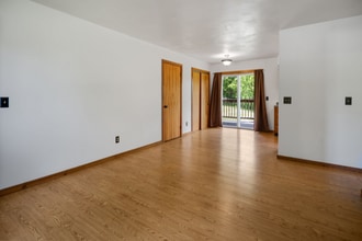 1895 E Shore Dr in Lansing, NY - Foto de edificio - Building Photo