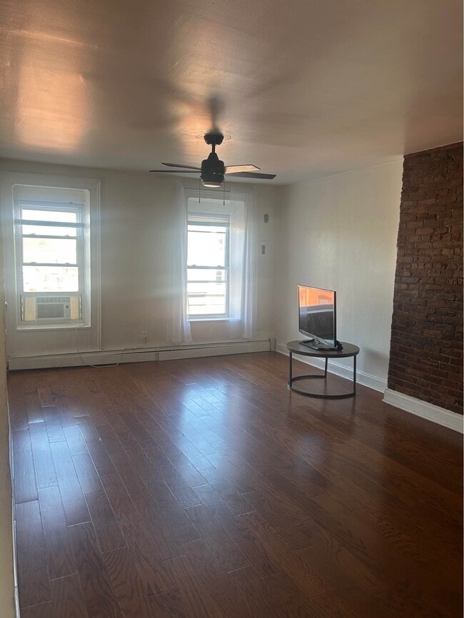 12 Monticello Ave, Unit 3 in Jersey City, NJ - Foto de edificio - Building Photo