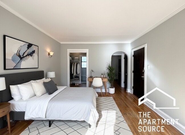 property at 2122 W Ainslie St