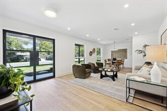 7130 Scenic Brook Dr in Austin, TX - Foto de edificio - Building Photo