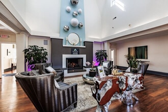 Sterling Village Apartments in South Jordan, UT - Foto de edificio - Building Photo