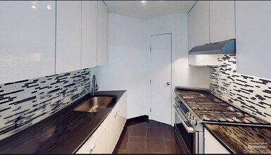 2 Bay Club Dr in New York, NY - Building Photo - Building Photo