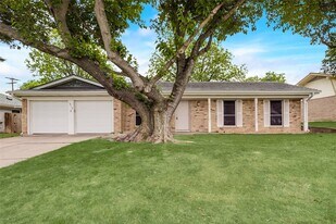 1812 Ravenswood Dr N in Bedford, TX - Building Photo