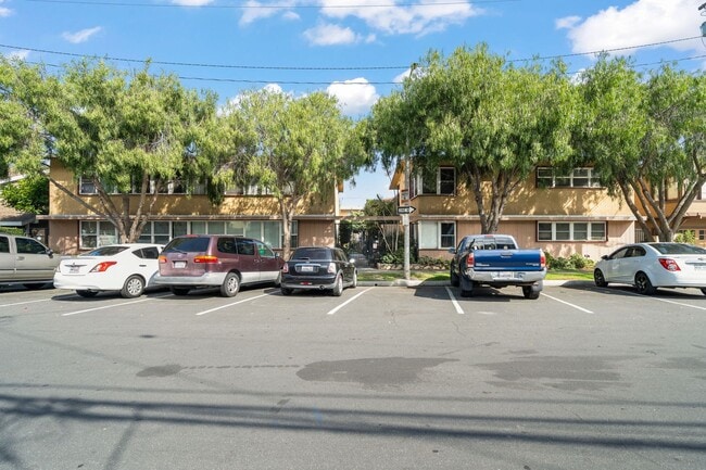 2075 E Appleton St in Long Beach, CA - Building Photo - Building Photo