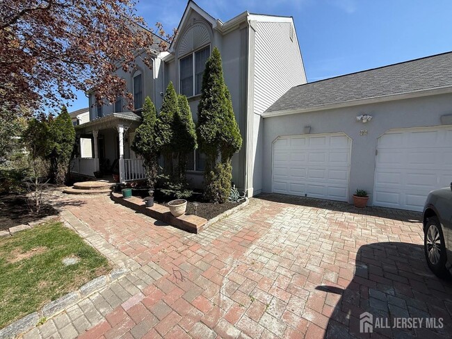 21 Crestview Dr in Kendall Park, NJ - Building Photo - Building Photo