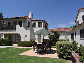 Prime 8-Unit Apartment Building in West Beach in Santa Barbara, CA - Foto de edificio - Building Photo