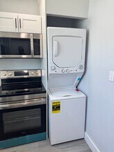 803 E Cayuga St in Tampa, FL - Foto de edificio - Building Photo