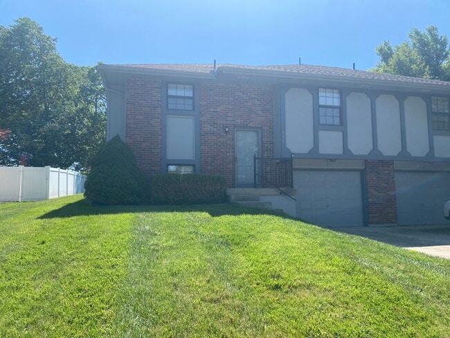 733 SE Claremont St in Lee's Summit, MO - Foto de edificio - Building Photo