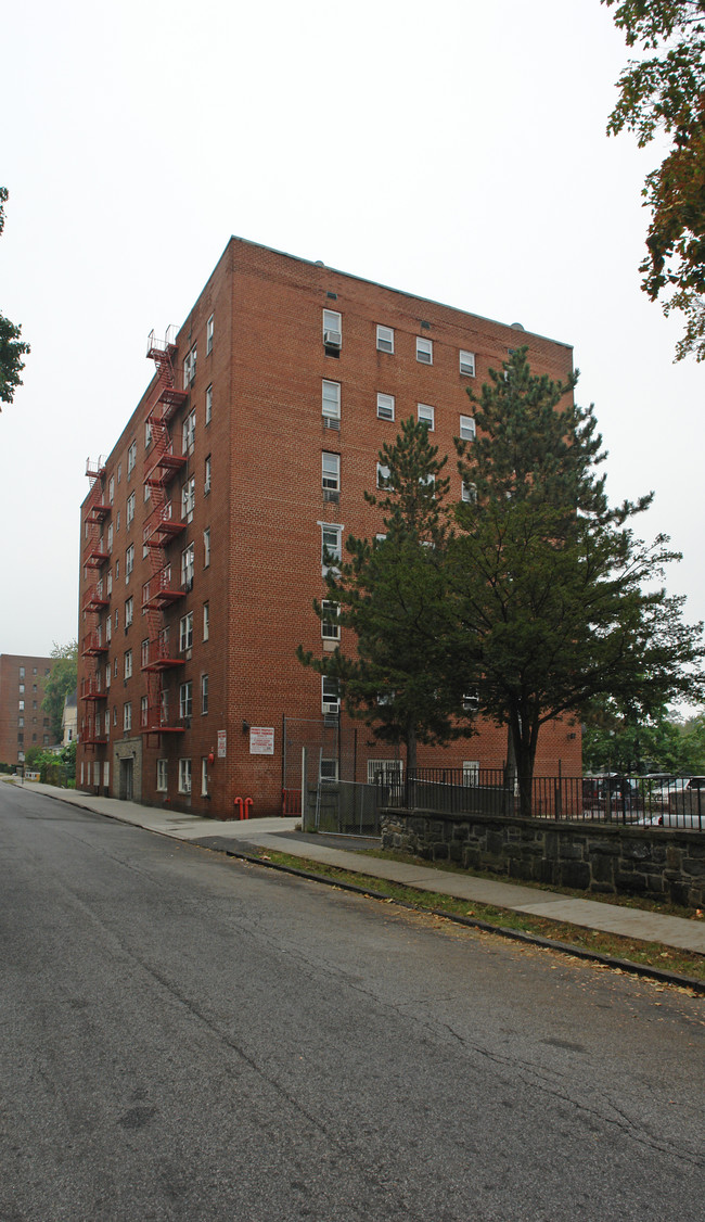 111 Bruce Ave in Yonkers, NY - Foto de edificio - Building Photo