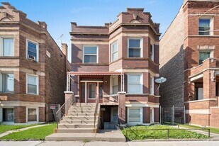 4116 W Cermak Rd in Chicago, IL - Building Photo