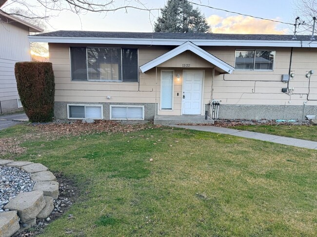 1322 N Baker Ave in East Wenatchee, WA - Building Photo - Building Photo