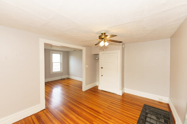 6 Larch Ave, Unit 3rd floor in Troy, NY - Building Photo - Building Photo