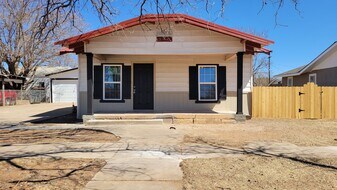 340 S 6th St in Slaton, TX - Building Photo
