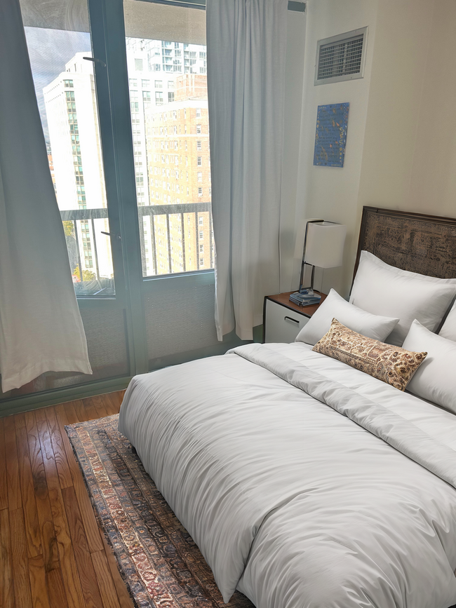 111 W Maple St, Unit 1009 in Chicago, IL - Building Photo - Building Photo