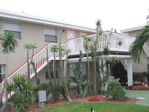 One Twelve Bamboo Apartments in Palm Beach Shores, FL - Foto de edificio - Building Photo