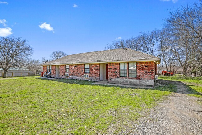 322 S Main St in Blue Ridge, TX - Foto de edificio - Building Photo