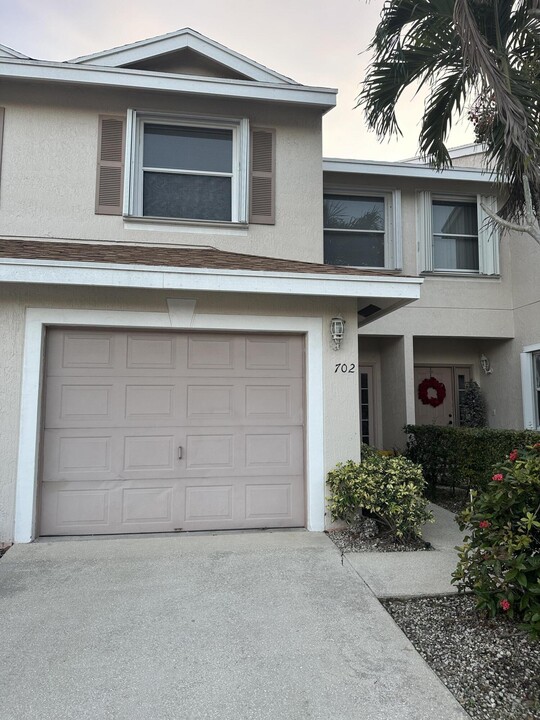 702 Crosswinds Dr in Greenacres, FL - Building Photo