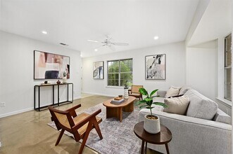 2000 Meadowridge Dr in Austin, TX - Building Photo - Building Photo