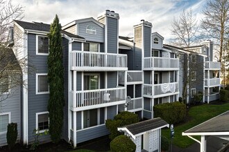 Watermark Condominiums in Des Moines, WA - Building Photo - Building Photo