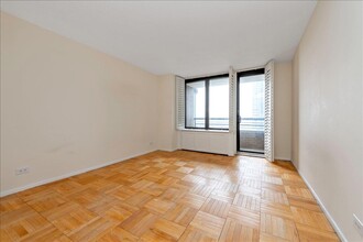 330 E 38th St in New York, NY - Building Photo - Building Photo