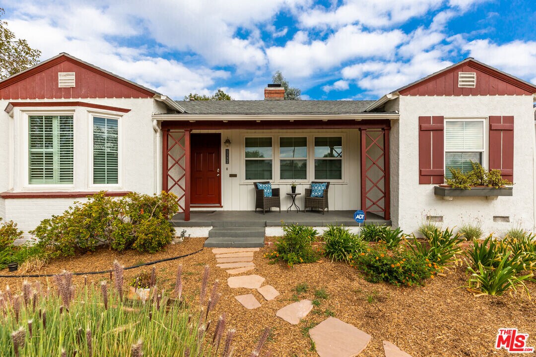5732 Vesper Ave in Los Angeles, CA - Foto de edificio