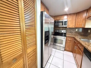 2075 SW 122nd Ave, Unit 405 in Miami, FL - Foto de edificio - Building Photo