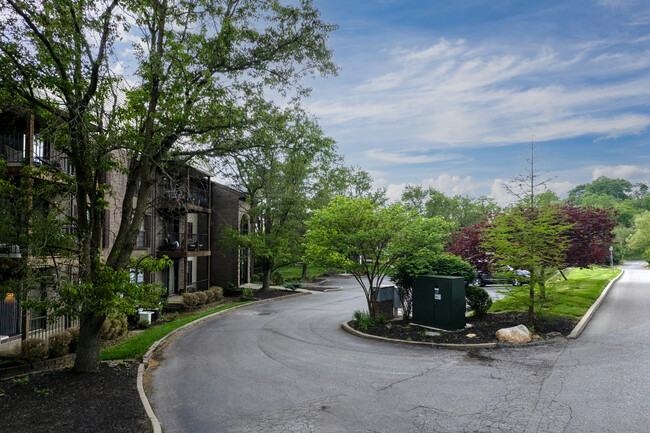 Bellebrooke Ridge Condominiums in Bellevue, KY - Building Photo - Building Photo