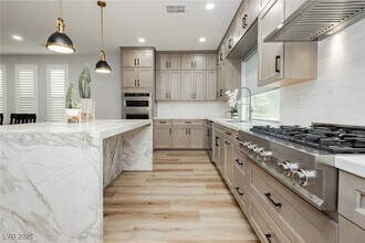 8095 Carpenter Creek Ave in Las Vegas, NV - Building Photo - Building Photo