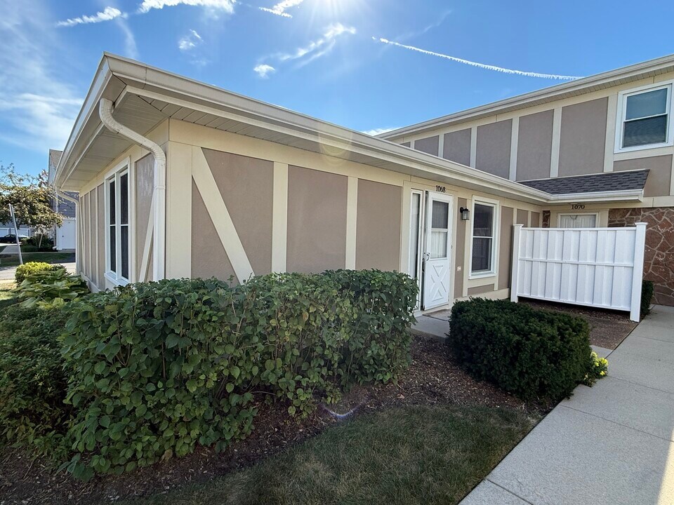 1068 Glouchester Harbor in Schaumburg, IL - Building Photo