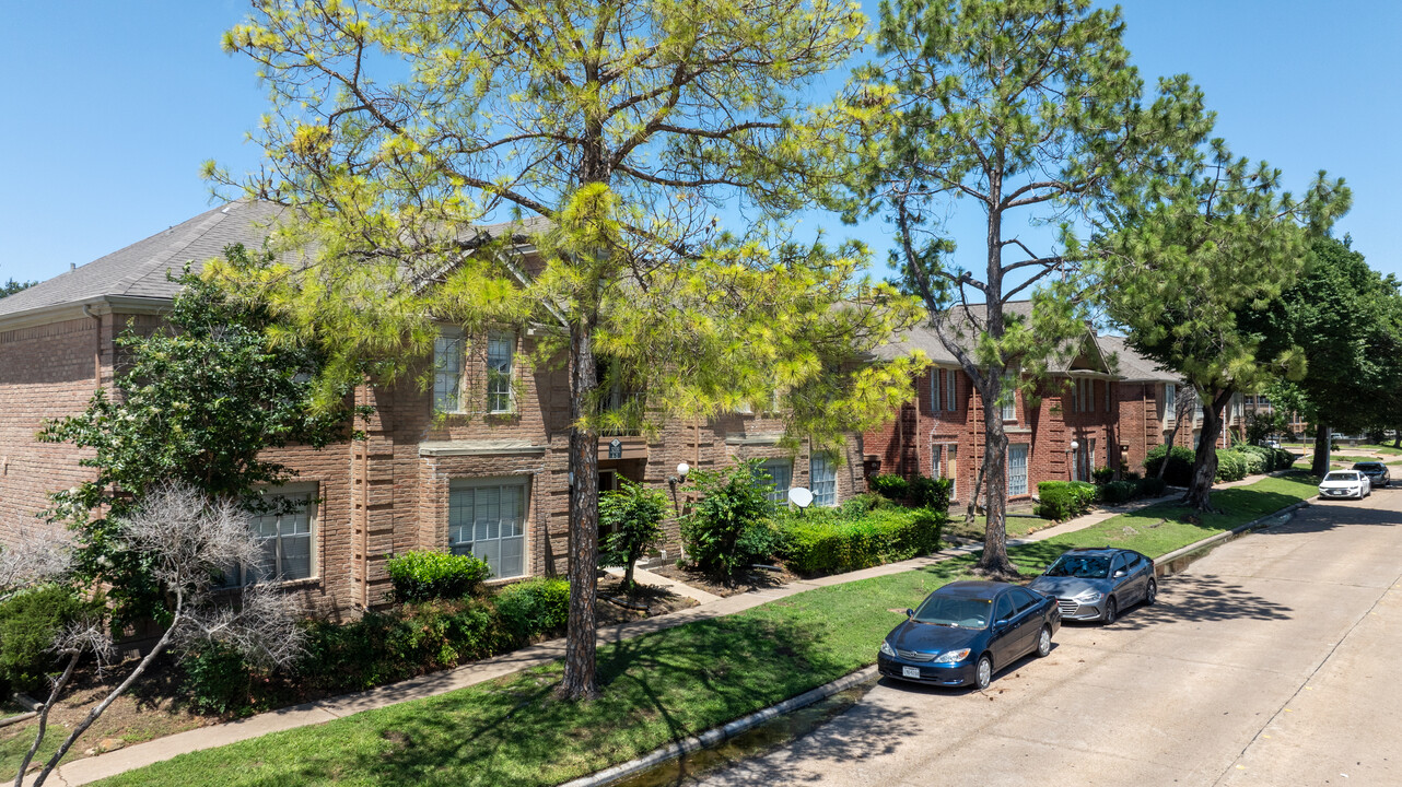 12100 Overbrook Ln in Houston, TX - Building Photo