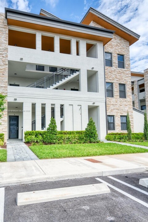 7831 NW 104th Ave, Unit # 23 in Doral, FL - Building Photo