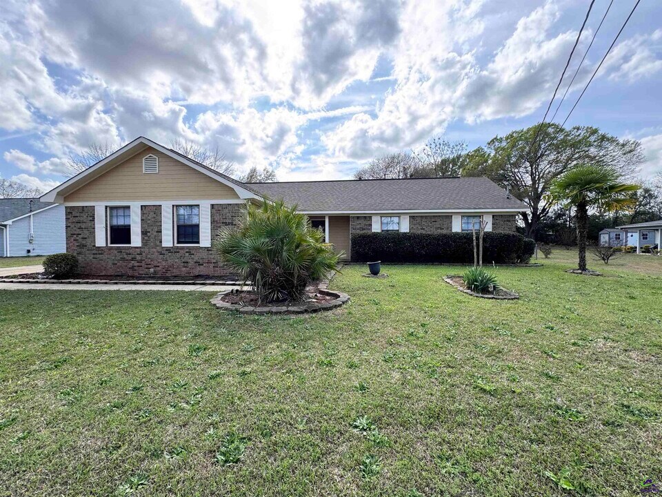 111 Rainbow Ave in Warner Robins, GA - Building Photo