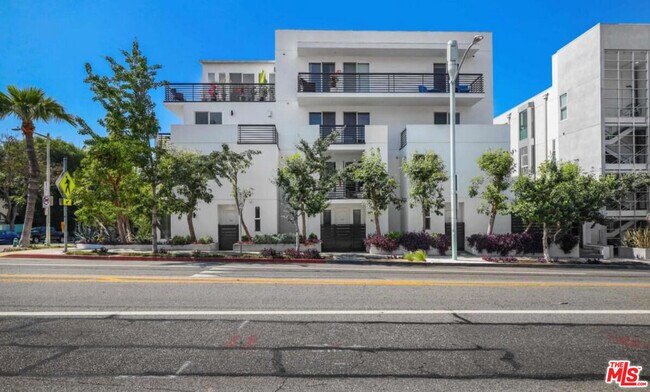 1283 Havenhurst Dr in West Hollywood, CA - Building Photo - Building Photo