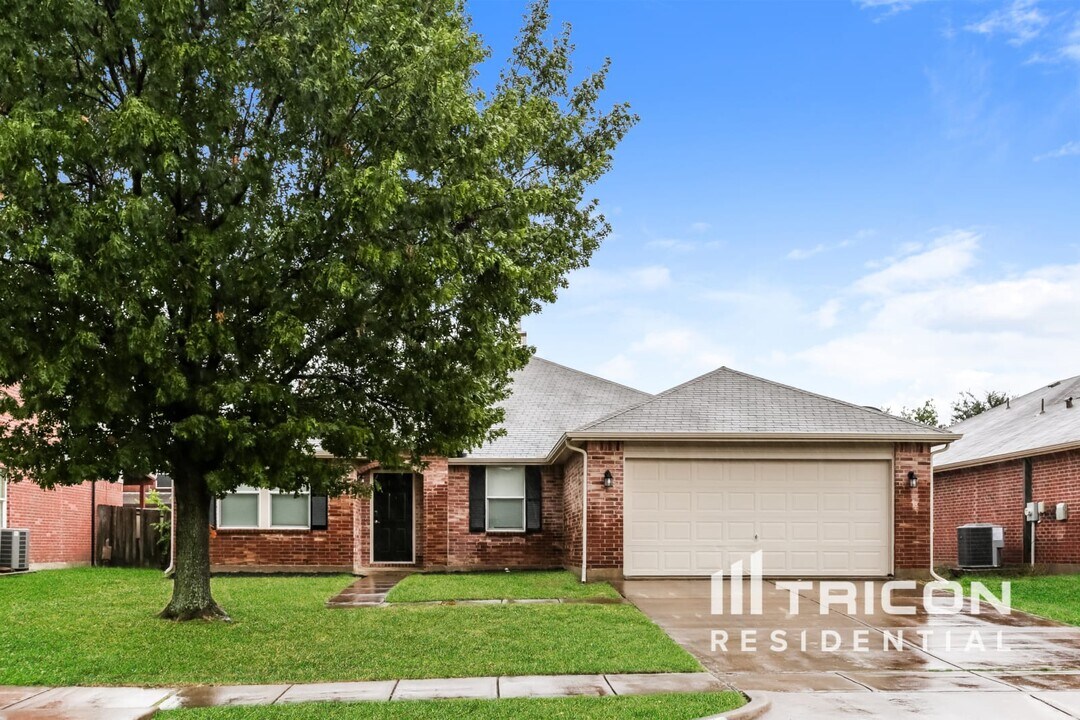 2011 Kalgary Ln in Grand Prairie, TX - Building Photo