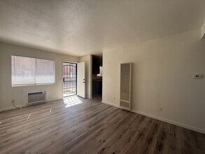 524 E Ave Q-12 in Palmdale, CA - Building Photo - Building Photo