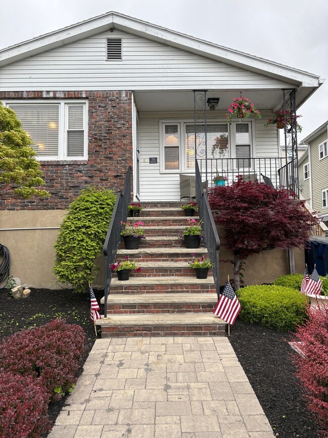 76 Ambrose St