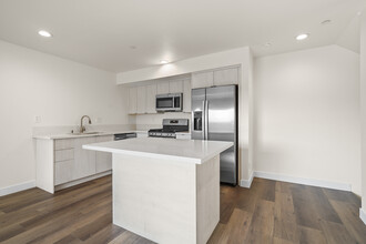 2525 Hauser Blvd in Los Angeles, CA - Building Photo - Interior Photo