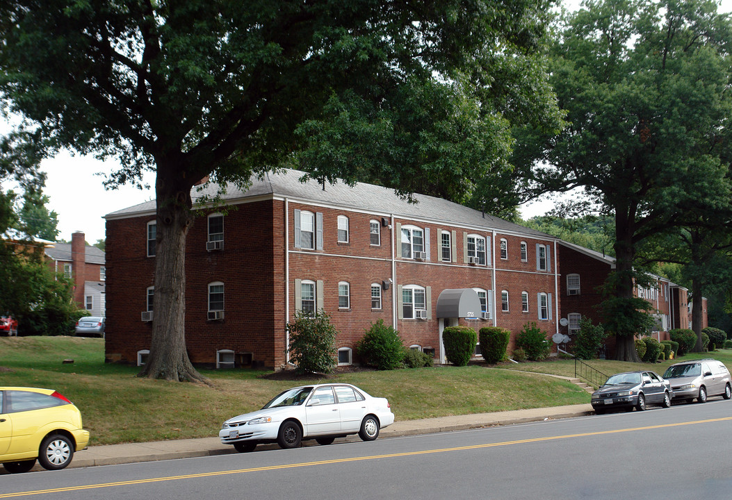 5733 Washington Blvd in Arlington, VA - Building Photo