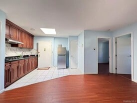 61-09 167th St in Queens, NY - Building Photo