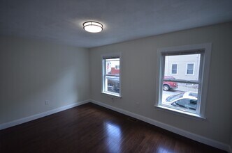 130 Brooks St, Unit 1 in Boston, MA - Foto de edificio - Building Photo