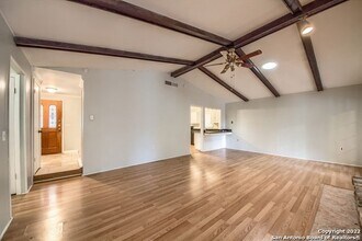 7733 Dry Canyon Trail in Live Oak, TX - Foto de edificio - Building Photo